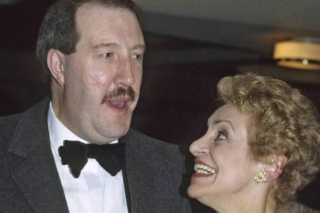 Gorden Kaye neben seiner ebenfalls verstorbenen Schauspielkollegin Carmen Silvera bei den BAFTA Awards Gorden Kaye neben seiner ebenfalls verstorbenen Schauspielkollegin Carmen Silvera bei den BAFTA Awards