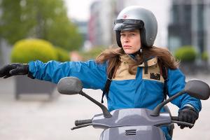 "Frau Temme sucht das Glück": Carla Temme (Meike Droste) auf dem Weg zur Arbeit