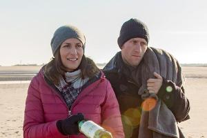 "GZSZ": Katrin und Till genießen die gemeinsame Zeit am Meer und finden am Strand eine alte Flaschenpost