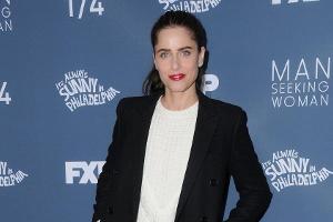 Amanda Peet in einer schwarz-weißen Kombination