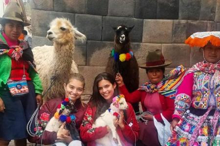 Sara Sampaio kuschelt mit Alpakas Sara Sampaio kuschelt mit Alpakas