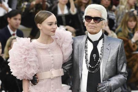 Dieses Kleid präsentierte Lily-Rose Depp auf der Pariser Fashion Week Dieses Kleid präsentierte Lily-Rose Depp auf der Pariser Fashion Week