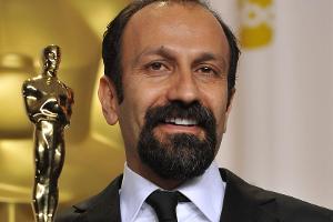 Asghar Farhadi mit seinem Oscar im Jahr 2012