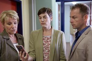 "Marie Brand und das ewige Wettrennen: Lena Böhmer (Victoria Mayer, M.) zeigt Marie Brand (Mariele Millowitsch) und Simmel (...