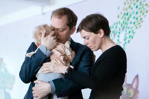 "Wunschkinder": Peter (Godehard Giese) und Marie (Victoria Mayer) halten die kleine Nina in den Armen