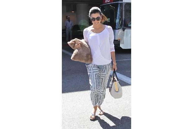 ...Eva Longoria hat stets einen flauschigen Begleiter mit an Bord. Der Teddy-Bezug sieht aber auch herrlich kuschelig aus. D...