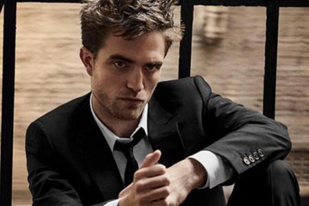 Pattinson leiht Dior Homme sein Gesicht. Er stand sowohl für die Düfte der Marke als auch für die Herbstkollektion 2016 vor ...