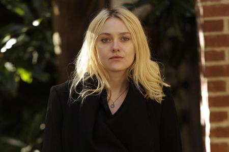 Dakota Fanning, als Volturi-Vampir Jane in den Filmen zu sehen, spielte zuletzt an der Seite von Richard Gere und Theo James...