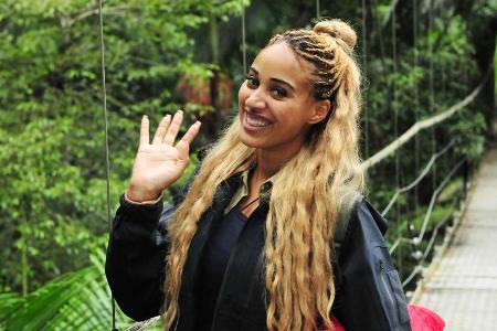 Sarah Joelle beim Verlasen des Camps