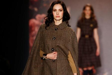 Trend eins: Coole Capes - dieses Siebziger-Jahre-Cape in Karo-Optik war bei der Fashion-Show von Lena Hoschek zu sehen.