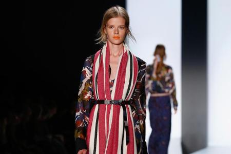 Trend zwei: Tücher, Tücher, Tücher - Dorothee Schumacher kombinierte einen XXL-Schal zum schmalen Taillengürtel.