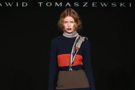 Der polnisch-deutsche Designer Dawid Tomaszewski präsentierte eine asymmetrische Variante der Tuch-Gürtel-Kombination.