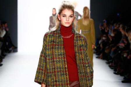 Trend drei: Karo - GNTM-Gewinnerin Luisa Hartema präsentierte für das Label Riani einen karierten Wintermantel.