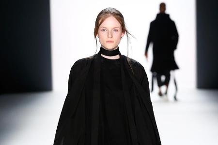 Eine Lady in Black lief auch beim Unisex-Label Odeur über den Laufsteg.
