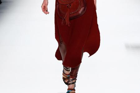 Trend sechs: Dress over Pants - Riani zeigte in Berlin eine Kleid-über-Hose-Kombination aus langem Tunika-Strickkleid und en...