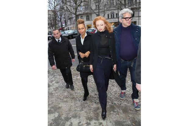 ...Berlin unterwegs sind. Immerhin ist Fashion Week und die beiden sind Models - auch wenn sie dieses Mal nur jenseits des C...