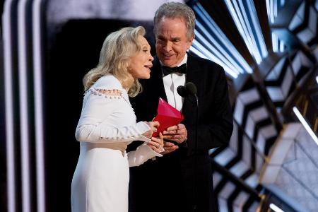 Der Moment, in dem Faye Dunaway und Warren Beatty bei den Oscars den falschen Gewinner verkündeten