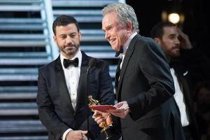 Oscar-Panne: Jimmy Kimmel musste sich das Lachen verkneifen