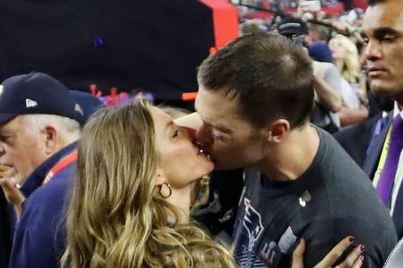 Der Moment des Kusses: Gisele Bündchen drückt ihrem Tom Brady einen dicken Schmatzer auf Der Moment des Kusses: Gisele Bündchen drückt ihrem Tom Brady einen dicken Schmatzer auf