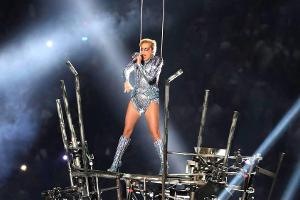 Lady Gaga rockt die Super-Bowl-Halbzeitshow