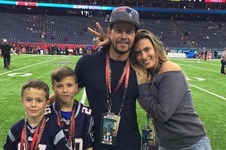 Mark Wahlberg mit seiner Familie beim Super Bowl in Houston Mark Wahlberg mit seiner Familie beim Super Bowl in Houston