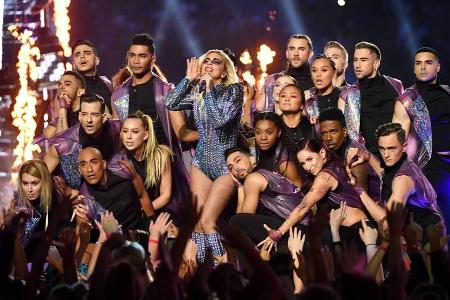 Für ihre spektakuläre Show beim Super Bowl kassiert Lady Gaga Lob von allen Seiten Für ihre spektakuläre Show beim Super Bowl kassiert Lady Gaga Lob von allen Seiten