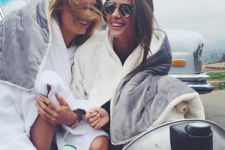 Model Taylor Hill (r.) und ihre Kollegin Romee Strijd versuchen sich während einer Pause aufzuwärmen Model Taylor Hill (r.) und ihre Kollegin Romee Strijd versuchen sich während einer Pause aufzuwärmen