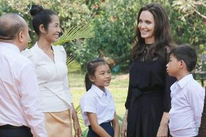 Angelina Jolie lächelt die Scheidung einfach weg