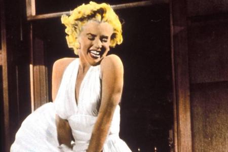 Ein weißes Flatterkleid und eine gelockte Mähne sind ein Muss fürs perfekte Marilyn-Kostüm