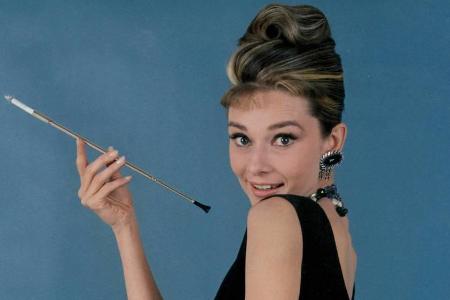 Mit einer Zigarettenspitze wird Audrey Hepburns Look aus 