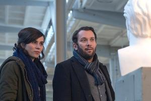 Nora Tschirner und Christian Ulmen stehen in "Der scheidende Schupo" vor einigen Rätseln