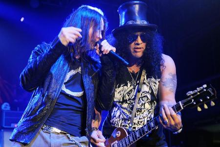 Frontsänger von Guns N' Roses, Myles Kennedy (l.), und Gitarrist Saul Hudson alias Slash werden in Zukunft genau über ihren ... Frontsänger von Guns N' Roses, Myles Kennedy (l.), und Gitarrist Saul Hudson alias Slash werden in Zukunft genau über ihren ...