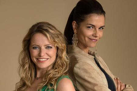 Diana Staehly als Anna Holzinger und Susan Hoecke (r.) als ihre Schwester Dr. Marlene Monrow in 