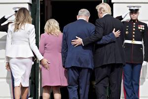 Melania Trump greift gewaltig daneben - an den Po von Sara Netanjahu