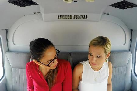 Nur kurz nahm Kandidatin Sabrina (re.) im Hubschrauber Platz