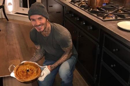 David Beckham scheint es zu gefallen, für seine Kids zu backen David Beckham scheint es zu gefallen, für seine Kids zu backen