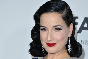 Dita Von Teese ist von Kopf bis Fuß geschminkt