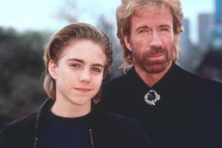 Jonathan Brandis (li.) an der Seite von Chuck Norris in 