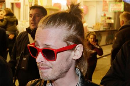 Kaum wiederzuerkennen: Macaulay Culkin mit schräger Brille und Zigarette beim 