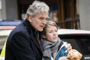 "Der Kommissar und das Meer: In einem kalten Land": Kommissar Anders (Walter Sittler) hält seinen Sohn Kasper (Grim Lohman) ...