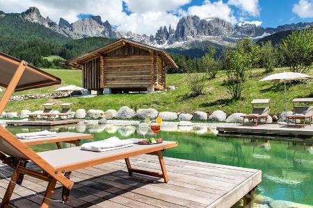 Diesen malerischen Blick auf das Dolomitenpanorama dürfen Gäste am Cyprianerhof genießen