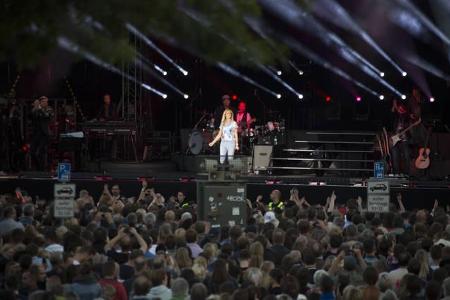 ...mit einem riesigen Open-Air-Konzert am Hamburger Fischmarkt auf St. Pauli für so viel Gastfreundschaft – gratis natürlich.