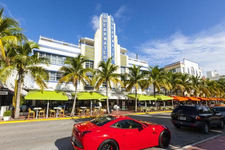 Am legendären Ocean Drive protzen die Leute mit ihren teuren Autos, so wie mit diesem Ferrari. Das Auto gilt in den USA mehr...