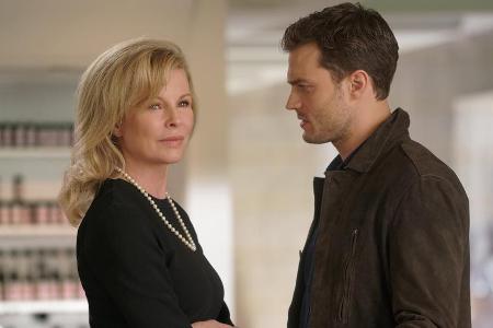 Elena Lincoln (Kim Basinger) hat Christian Grey (Jamie Dornan) in die SM-Welt verführt