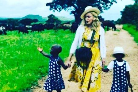 Madonna und ihre Adoptivzwillinge Esther und Stella Mwale Madonna und ihre Adoptivzwillinge Esther und Stella Mwale