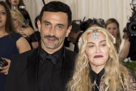 Riccardo Tisci mit Madonna auf dem roten Teppich in New York City