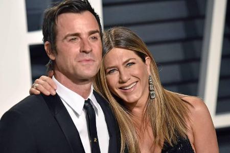 Jennifer Aniston zeigte sich mit Ehemann Justin Theroux und unfassbar teuren Ohrhängern auf dem roten Teppich Jennifer Aniston zeigte sich mit Ehemann Justin Theroux und unfassbar teuren Ohrhängern auf dem roten Teppich