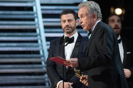 Warren Beatty (r.) entschuldigt sich im Beisein von Moderator Jimmy Kimmel für die Oscar-Panne