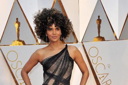 Sieht eigentlich gar nicht mal so unbequem aus - Halle Berry wollte ihr Oscar-Kleid nach der Verleihung dennoch schnell losw...