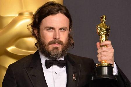 Casey Affleck mit seinem Oscar in der Kategorie 